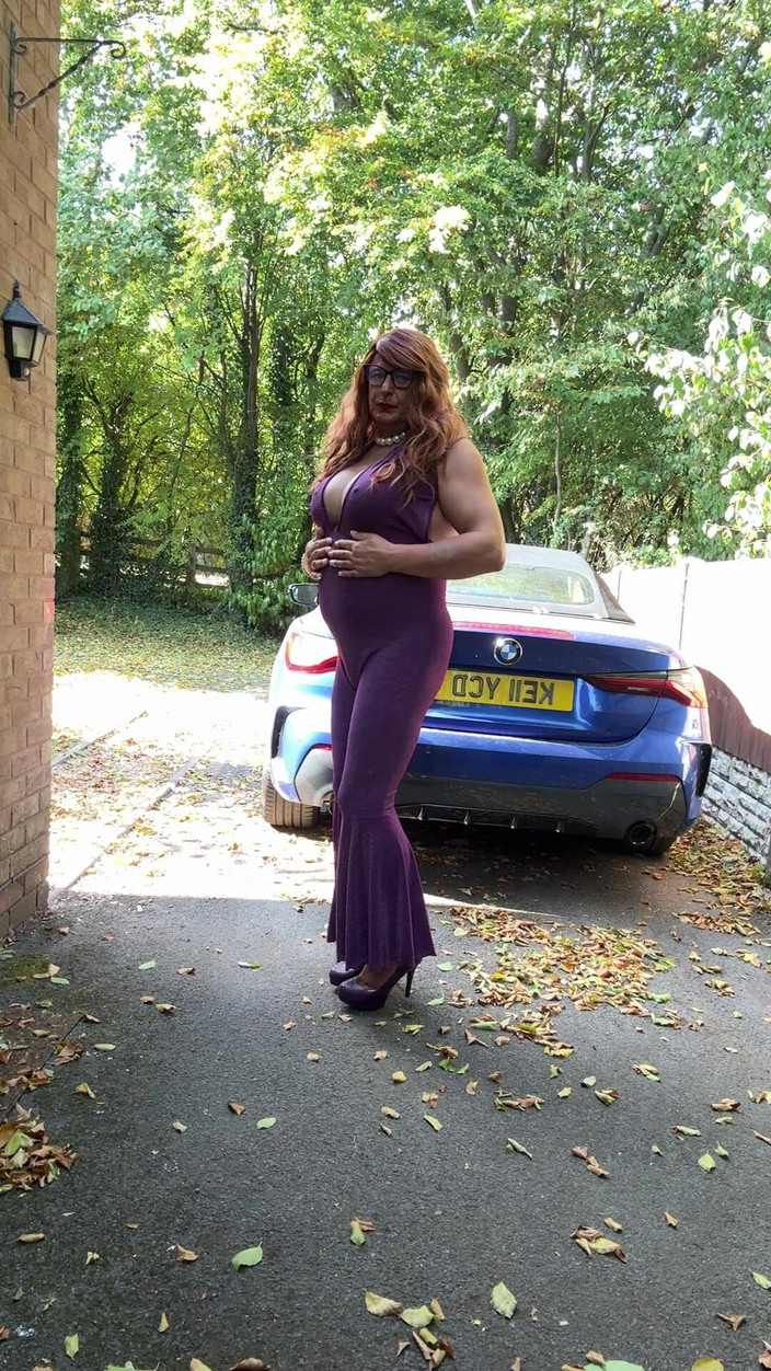 Kellycd2022: Si seksi crossdresser kellycd2022 dengan catsuit ungu dan sepatu hak...