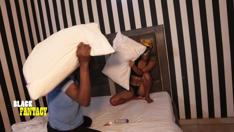 Black Fantacy: Moje přítelkyně Sexy Hellen chce mého ptáka v její kundičce...
