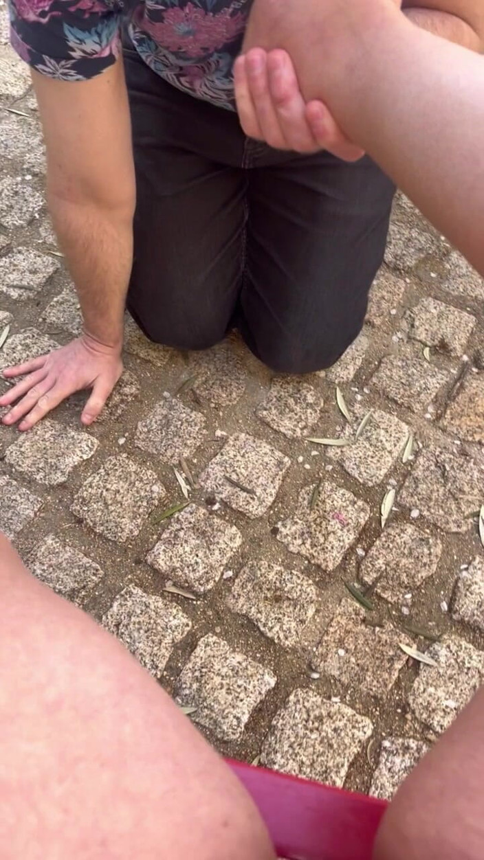 Maitresse Clara: Pulire i miei piedi sporchi...