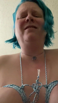 Volles gesicht, video mit gefesselten titten geknallt