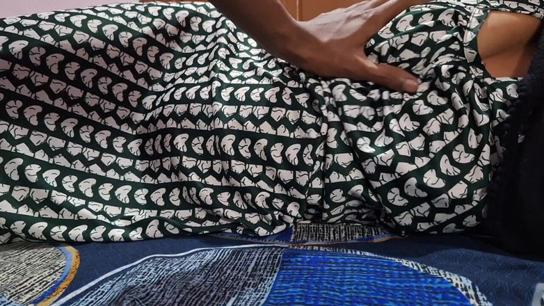 hot suman: Sexy nevlastní máma na posteli a dotýkání se jejích prsou...