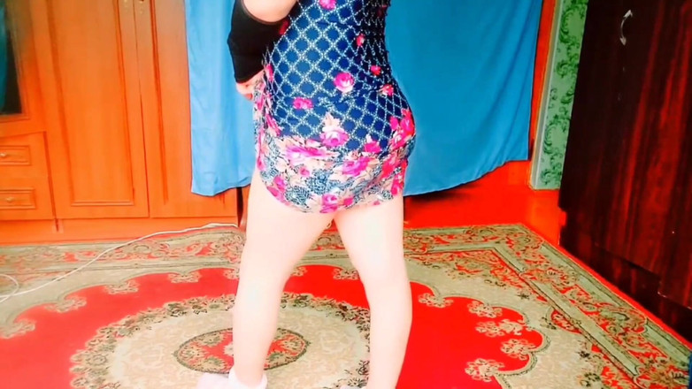 Kitty_Cross: Подглядывание за трусиками, ты смотришь?