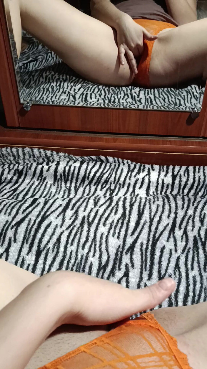 OniSoi: Caseiro masturbação em frente ao espelho sem tirar a calcinha