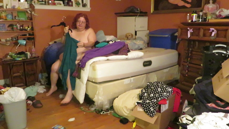 BBW nurse Vicki adventures with friends: Folding my laundry in the nude