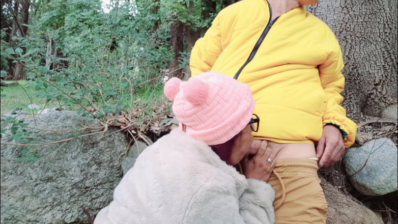 Lady: 大奶子，大屁股熟女吮吸一个变态老人的鸡巴，并把它插入她多汁的阴户