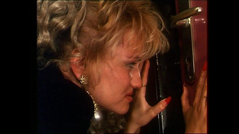 Vintage megastore: 毛深いマンコの尻を持つ2人の美しい熟女のための3Pセックスが2人の監視者の前で口の中で犯され、射精