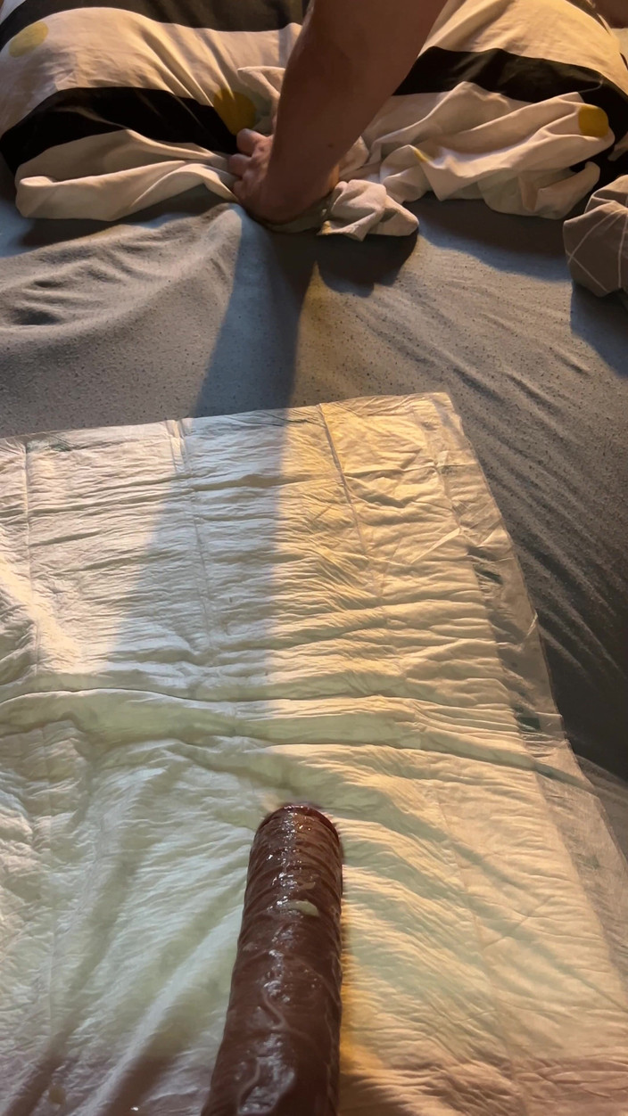 Almaviva: Смачний анальний секс з коричневим ділдо дідуся