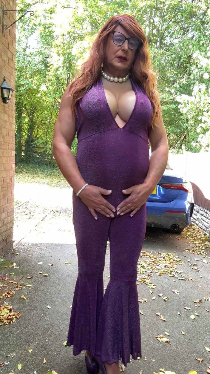 Kellycd2022: Mor catsuit ve topuklu seksi travesti kellycd2022