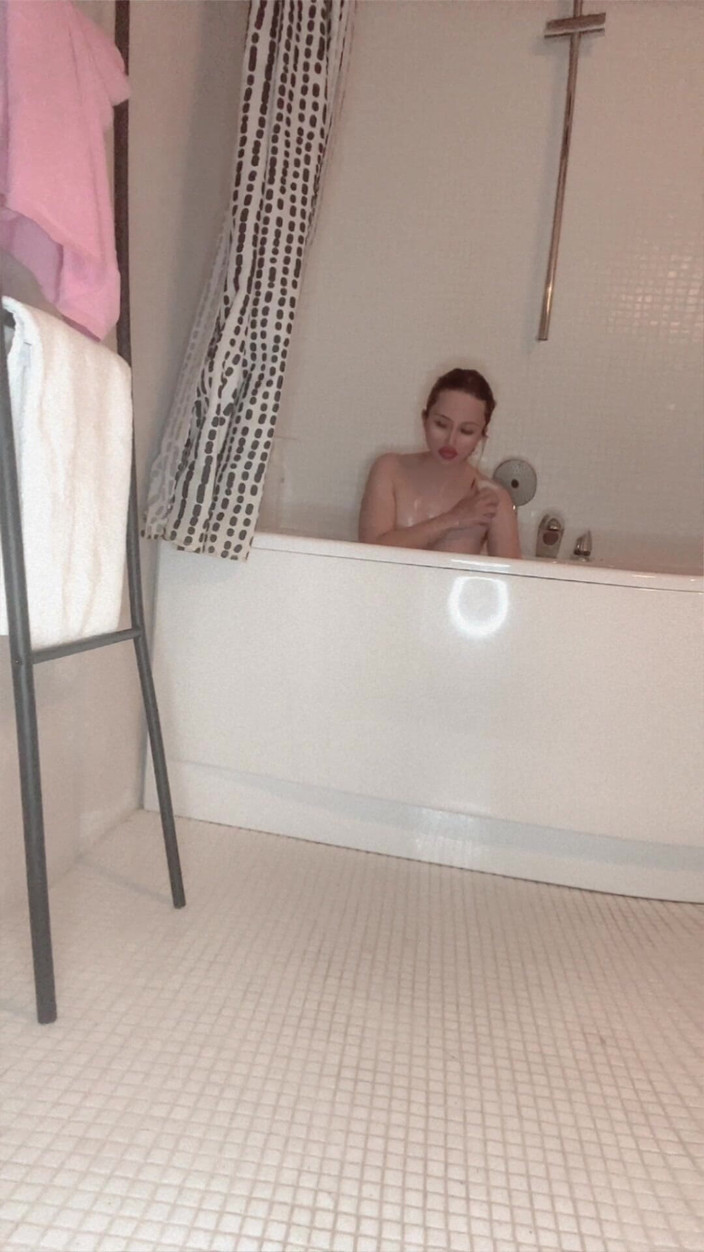 FinDom Goaldigger: Část 2 ve sprše bez brýlí.