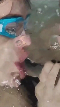 Perverzní podvodní dech drží lesbický anál, orál a kundička hry