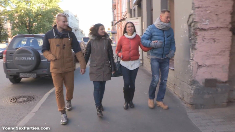 Young Sex Parties: Nový gauč pro sexuální párty