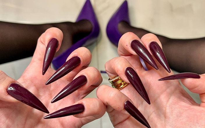 Julia domaina: Dark Purple Długie paznokcie, Pazury, Palmy rozprzestrzeniające się bardzo szeroko,...
