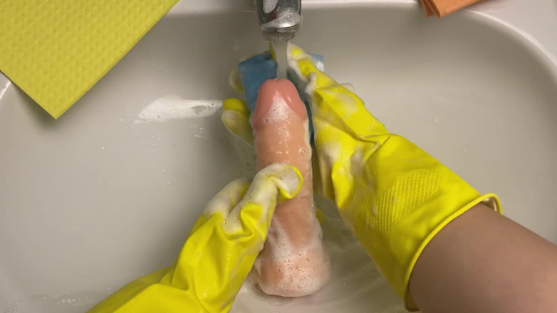 Cherryonthecake231: 热辣的家庭主妇在她的阴户后洗假阳具