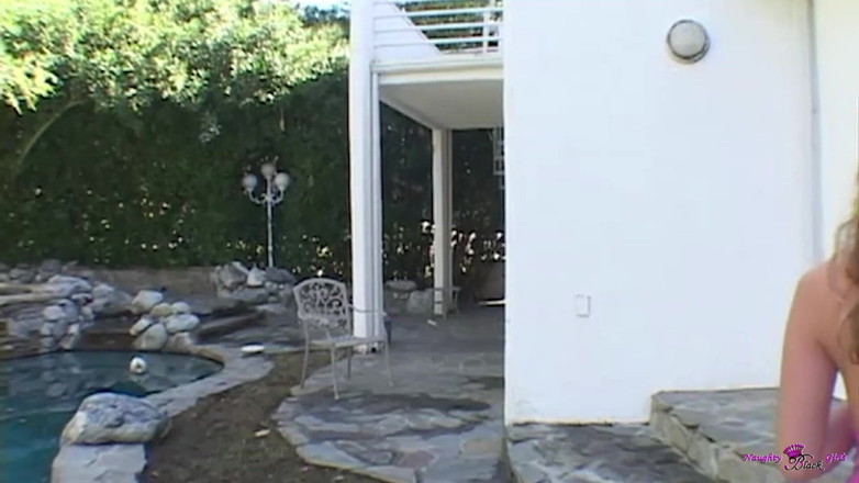 Naughty Black Girls: Mysti bermata lebar blonde May adalah seperti satu doe yang...