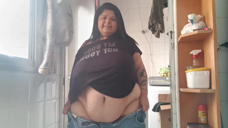 Mary Jhuana: BBW Smoking in the Service Area