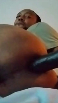 Sodomie par un gode de 11 pouces