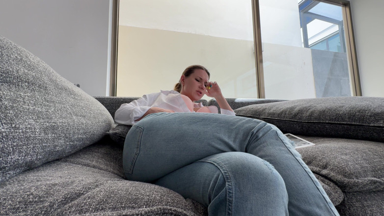 Mrs Peachesxx: Drobný muž tiše přilepil k mému obřímu zadku a získej...