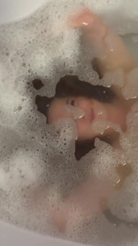 Banyo köpüğü altında nefesimi su altında tut