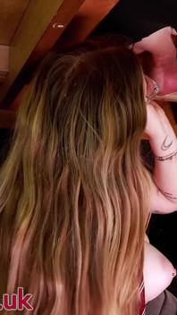 Blonďatá vysokoškolačka dojí stůl s Rae Astorou
