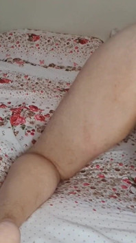 私の妻は黒いお尻プラグで私の空腹の嫌いな人をテストします。彼女は荒い手コキを与えながら私をファックします