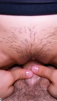 Une MILF poilue reçoit un creampie énorme - amateur réel