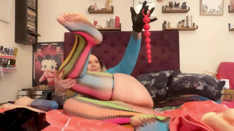 MissFFW: İri güzel kadın birden fazla oyuncak kullanarak göt deliğiyle oynuyor