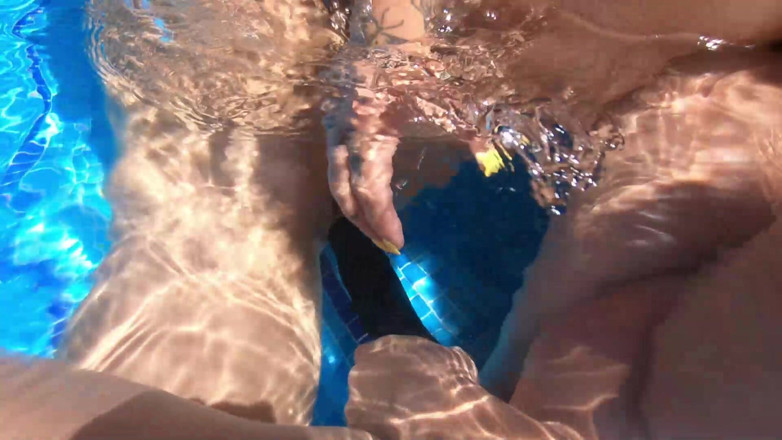 Cheyenne Rose 80: Divertimento con dildo sott'acqua