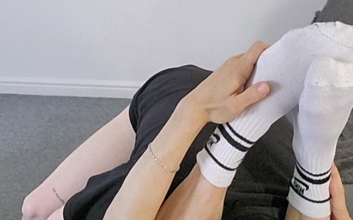 Twotwinkhusbands: Un garçon britannique se fait tirer les cheveux en missionnaire