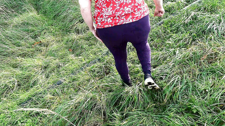 Bouncy Tits Action: Beine auf der Veranda ausgebreitet und mit bürste