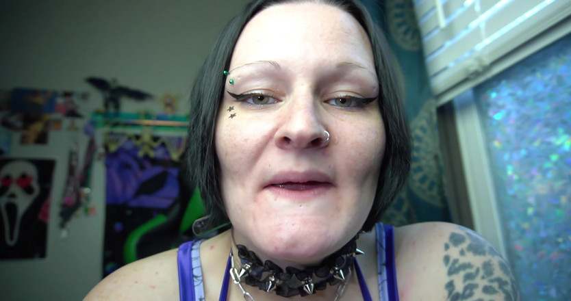 GothBunny6669: Готическая шлюшка с большими сиськами позволяет тебе наслаждаться их протезами и деснами, инструкция по дрочке