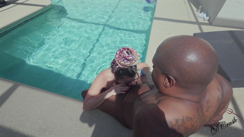 Dcrush: Sveltina a bordo piscina ottiene un boccone di crema