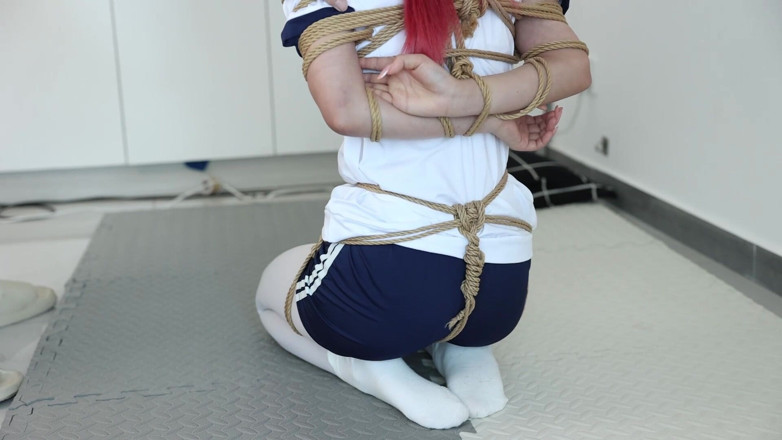 Asian bondage: Girlfriend Restrains and Punishes the Game: Keep Squatting, and if...