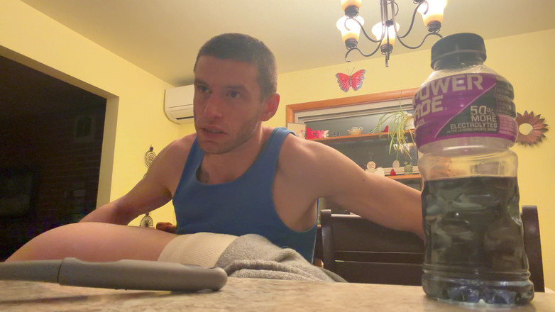 Alpha stud 4 u: Emo kızı mutfakta domaltıyor. Parlak havadar mutfakta tabure tüm zaman...