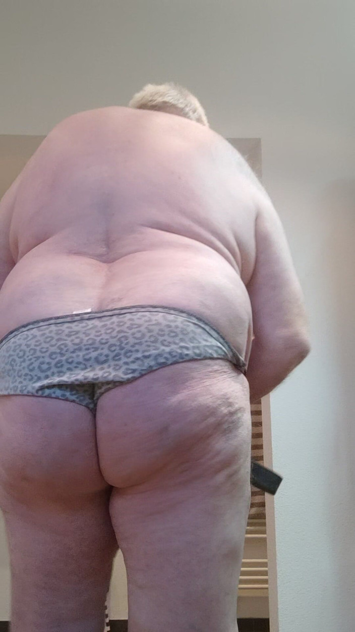 Karlchengeil: Покараний за неправильні трусики і брудну дупу