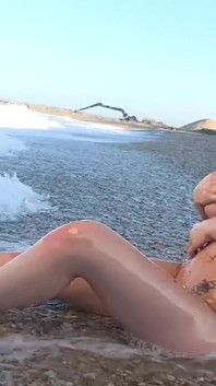 Bystiga Adrianne leker på stranden