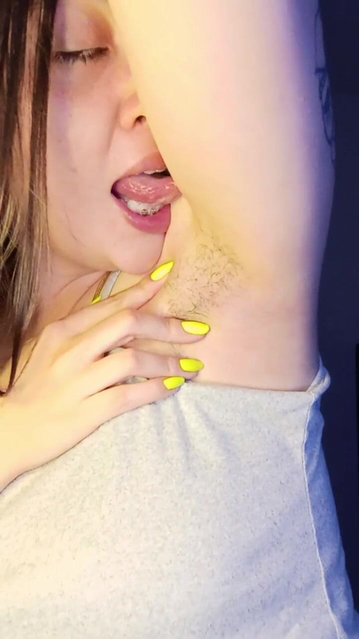 Golden domme: Lambendo axilas