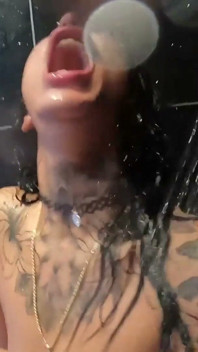 Getatoeëerde milf pijpt stiefvader nat en dan op zijn hondjes onder de douche