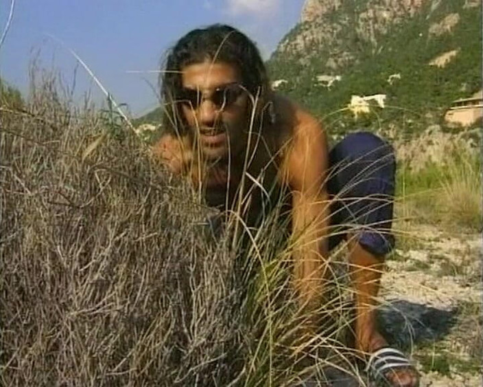 Deutscher hardcore: Una chica alemana de tetas pequeñas dando su coño peludo...