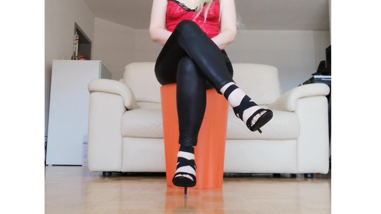 RavenBigAss: 하이트 지옥과 라텍스 바지로 다리를 두드리는 Raven Toe