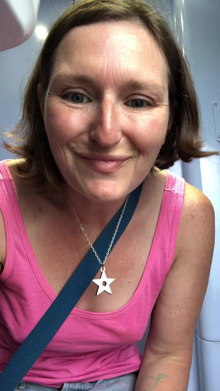 Pissing Paradise: ホットでセクシーな、毛深いヒッピーのレイチェル・リグラーによる電車でのパワー放尿 - 彼女の素晴らしいおっぱいを引き出すのが大好きな人!