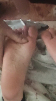 Играю С Подошвами Подруги, Пока Она Читает.