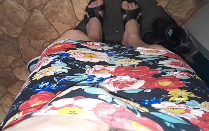 Lesbian-illusion: O spionez pe sora mea vitregă mai mică în baie și mă...