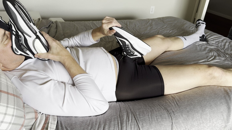 snkrluvr69: Keseronokan Adidas panas, kongkek, menghidu, pancutan mani, jilat