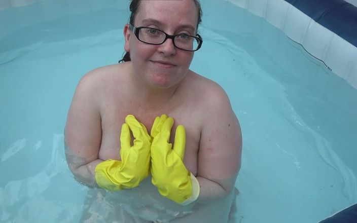 Horny vixen: Guanti di gomma nudista nella vasca idromassaggio