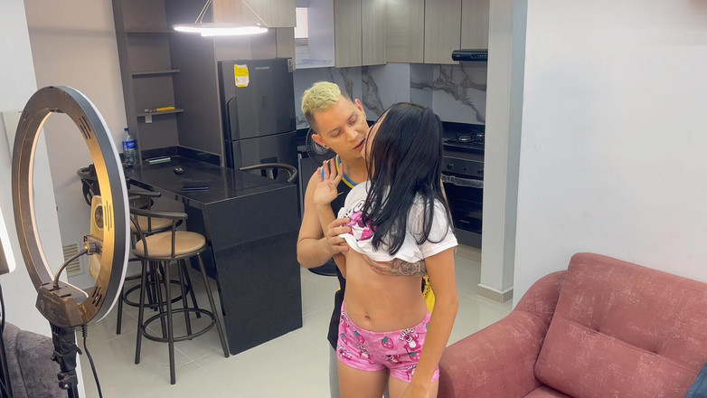 Sara Case: 我的小继妹想要成为网红，我最后操了她好吃的，我射在她的阴户上。