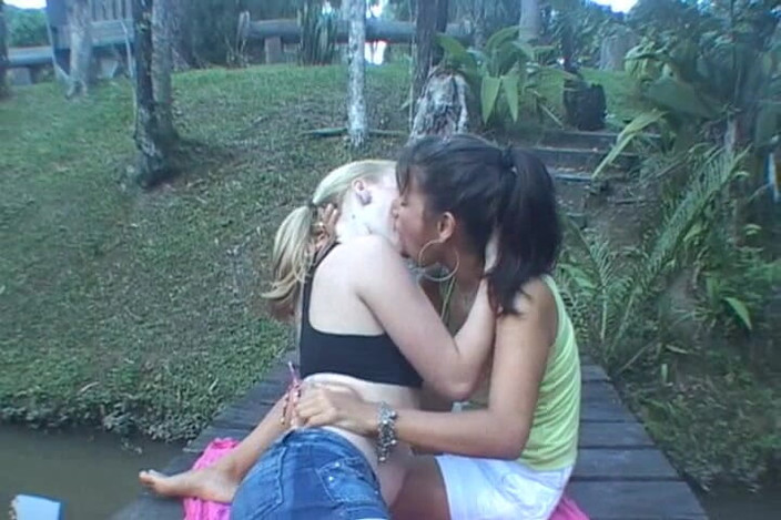 FetishKing: Lesbické sexy sexy políbí maraton