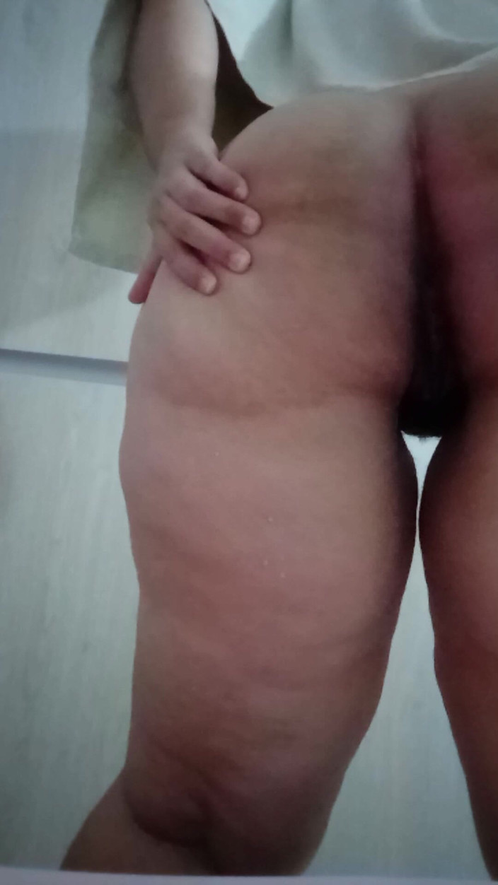 Jaky2023: 可爱的拉丁女郎刚洗完澡并玩弄她的奶子