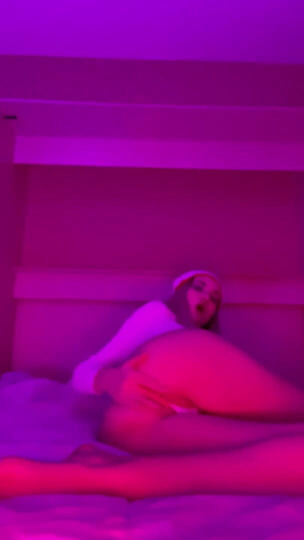 My bf cuckold: Seksowna noworoczna dziewczyna bawi się wibratorem nie nago