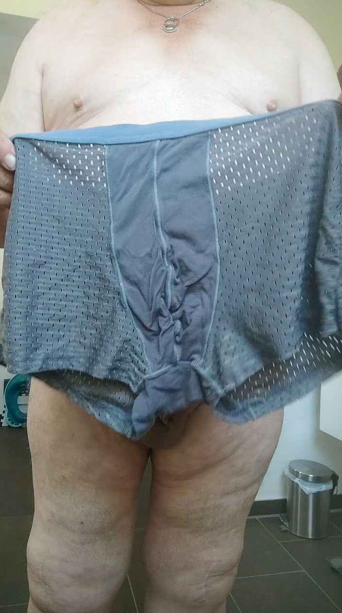 Karlchengeil: 紧身的男人滑行和一个小屁股玩弄