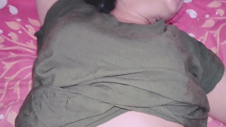 Pasutri indo: En vacker, liten indonesisk tjej älskar sin framtida pojkvän i sitt...